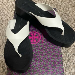 NEW Tory Burch wedge flip flops 🤍